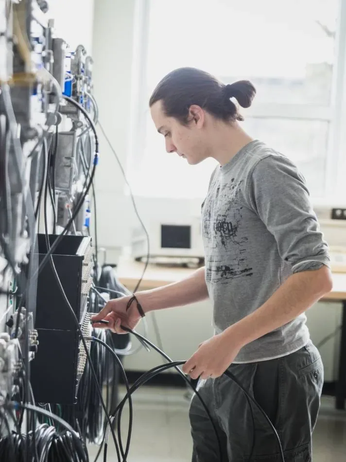 Étudiant qui vérifie des câbles