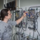 Étudiant qui vérifie des branchements