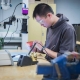 Étudiant qui travaille dans un atelier