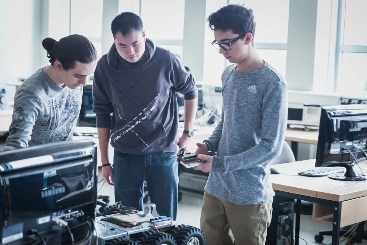 Étudiants qui font fonctionner un robot