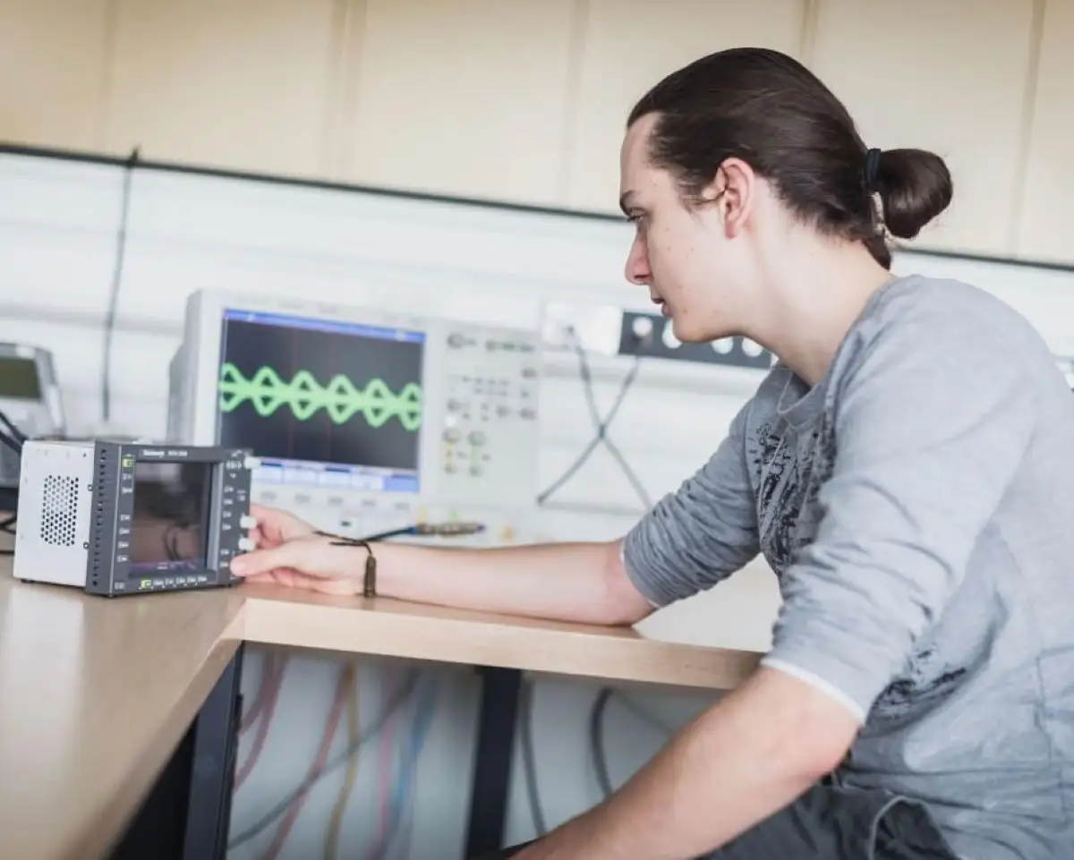 Étudiant qui effectue des vérifications sur une machine