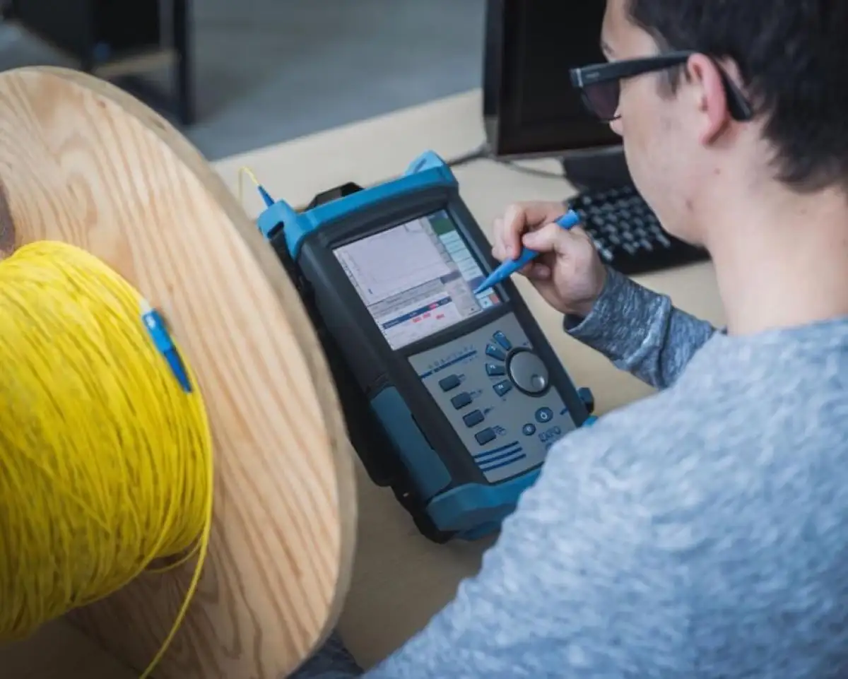 Étudiant qui calibre une machine