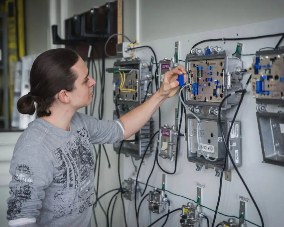 Étudiant qui vérifie des branchements