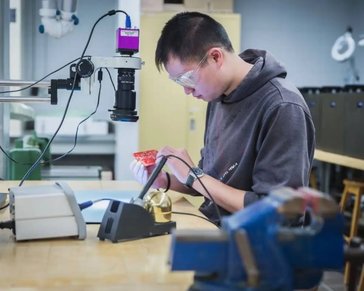 Étudiant qui travaille dans un atelier