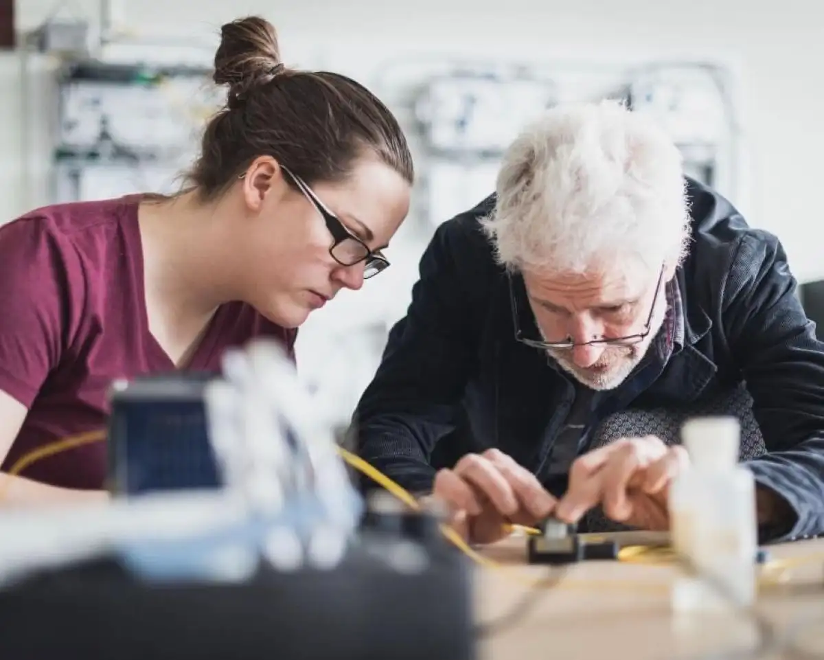 Étudiante et son enseignant qui font des vérifications