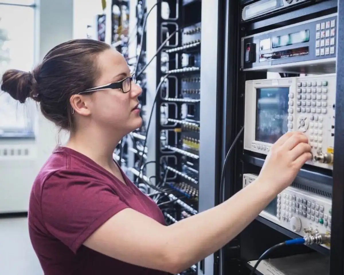 Étudiante qui vérifie des machines