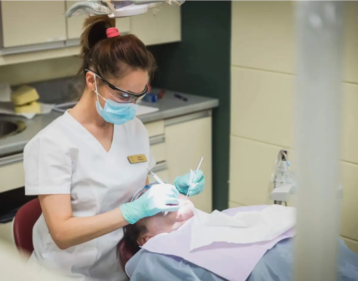 Étudiante qui effectue un nettoyage à une patiente