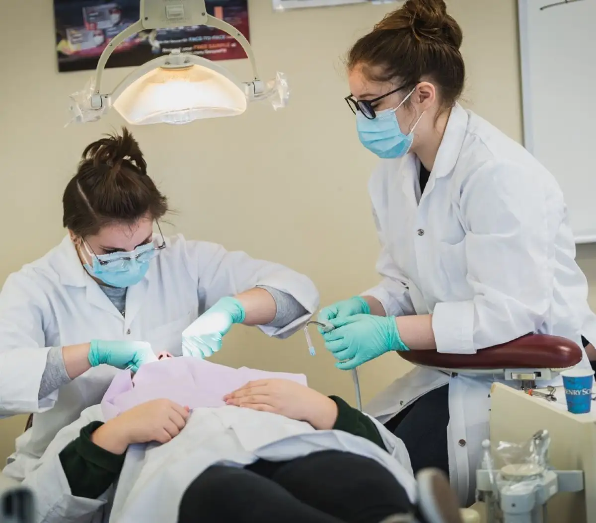 Deux personnes qui soignent un patient allongé