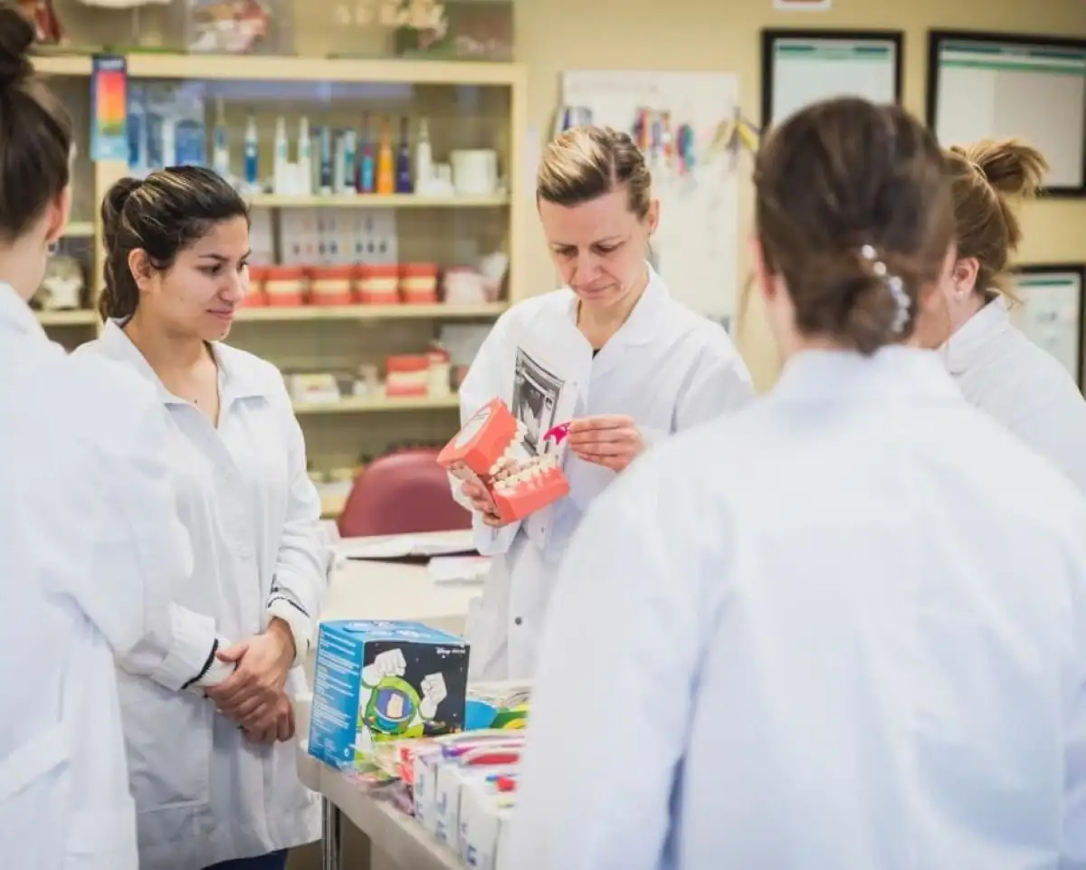 Enseignante avec ses élèves dans un laboratoire