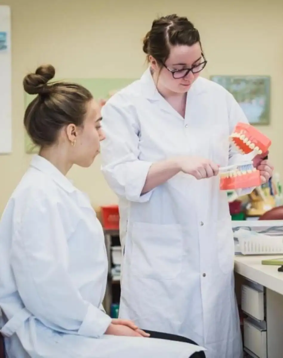 Personnes étudiantes en uniforme