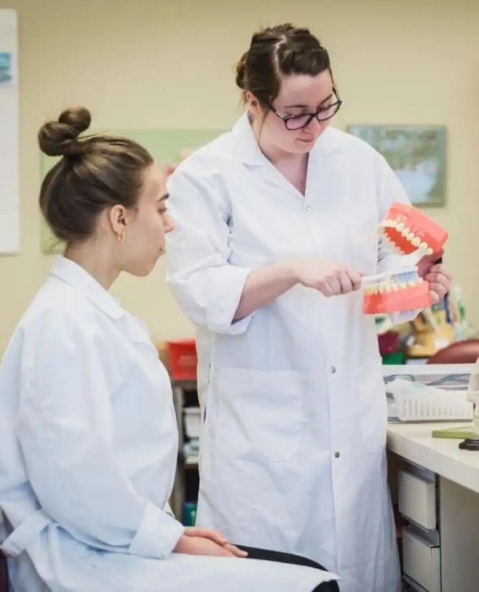 Personnes étudiantes en uniforme