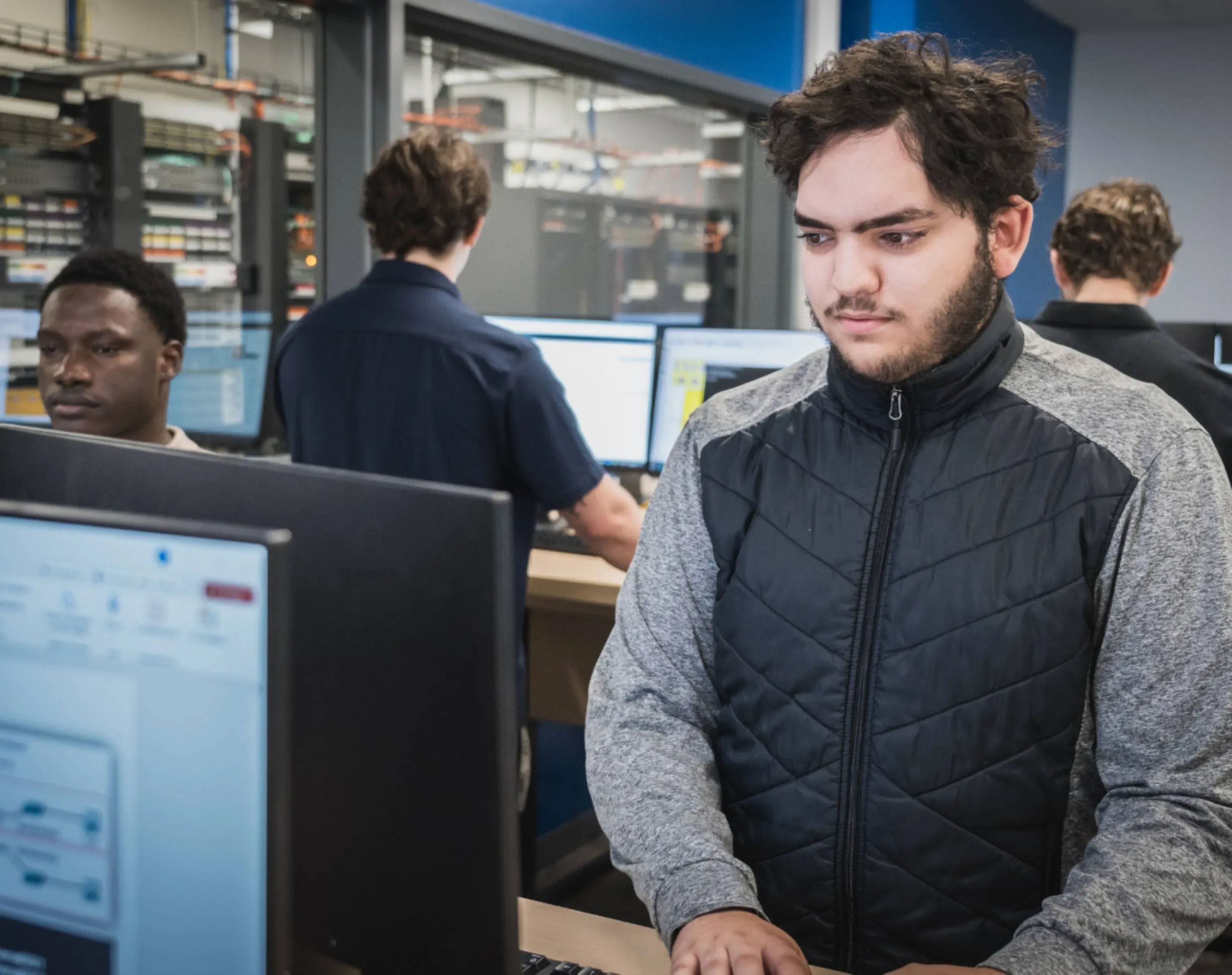 Étudiant en face d'un ordinateur