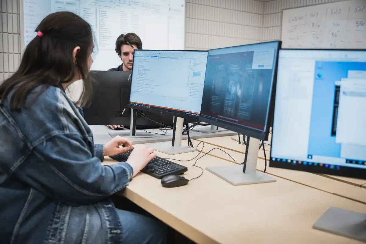 Personne étudiante en salle informatique