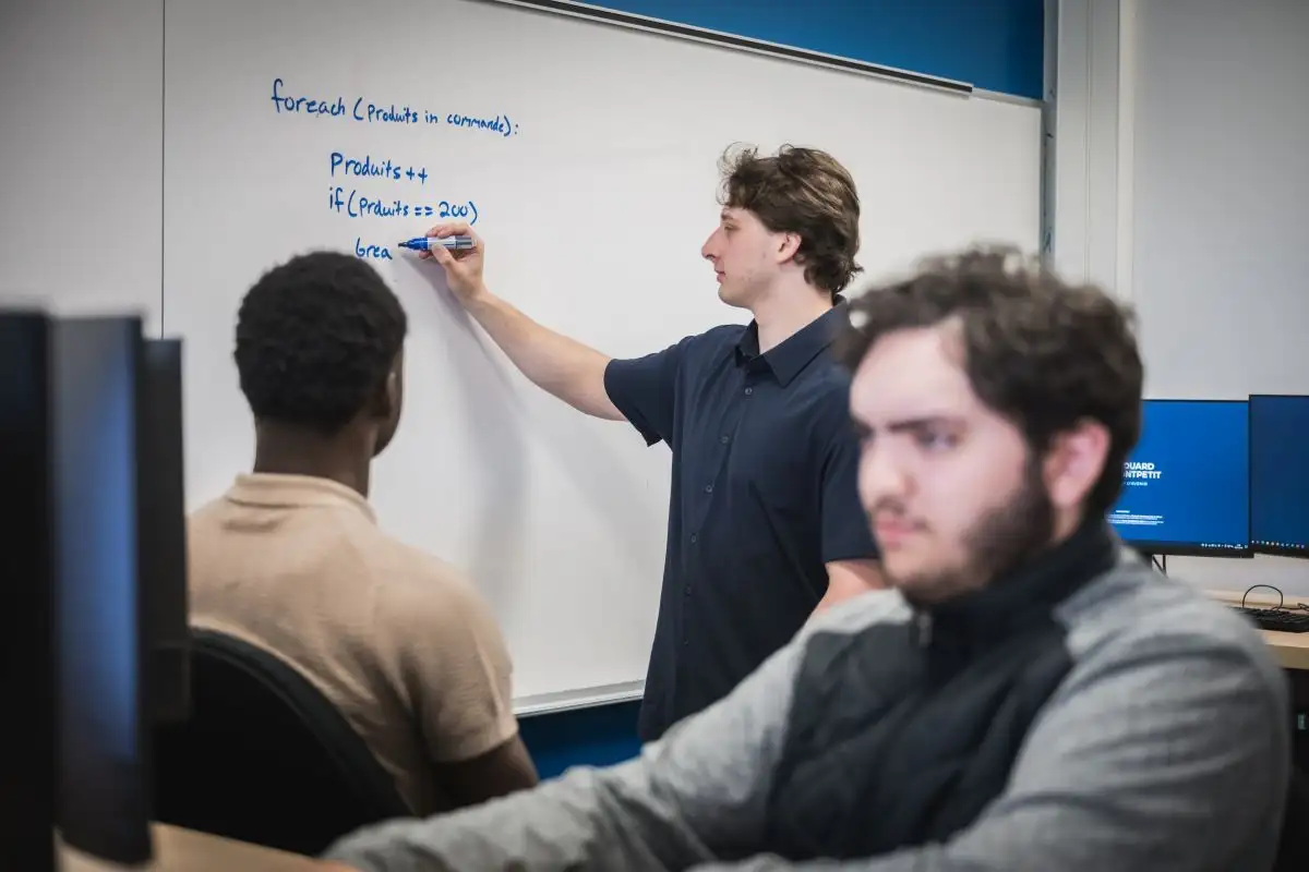 Élève qui écrit au tableau