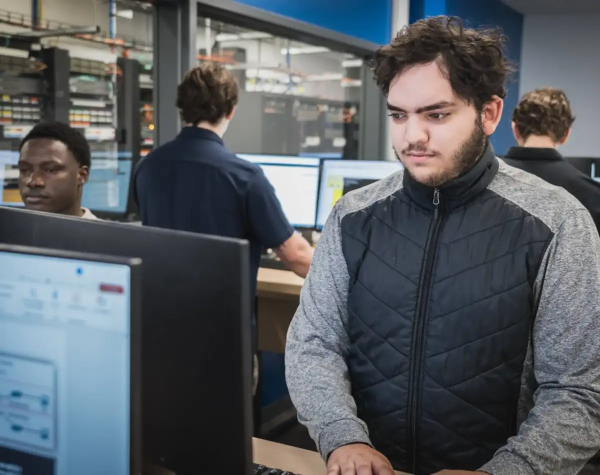 Étudiant en face d'un ordinateur