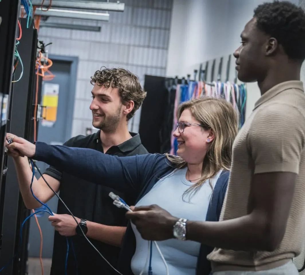 Personnes qui se pratiquent sur un réseau