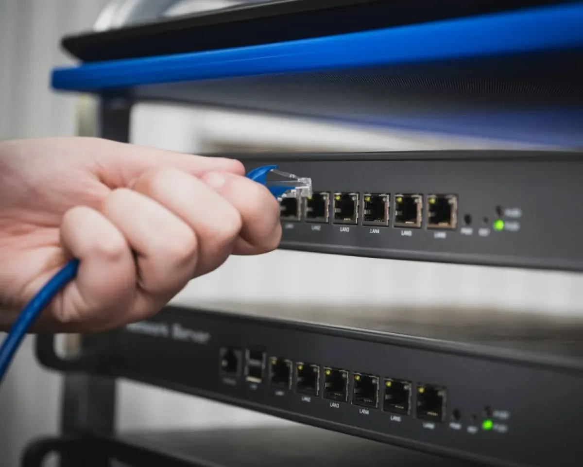 Main qui branche un cable