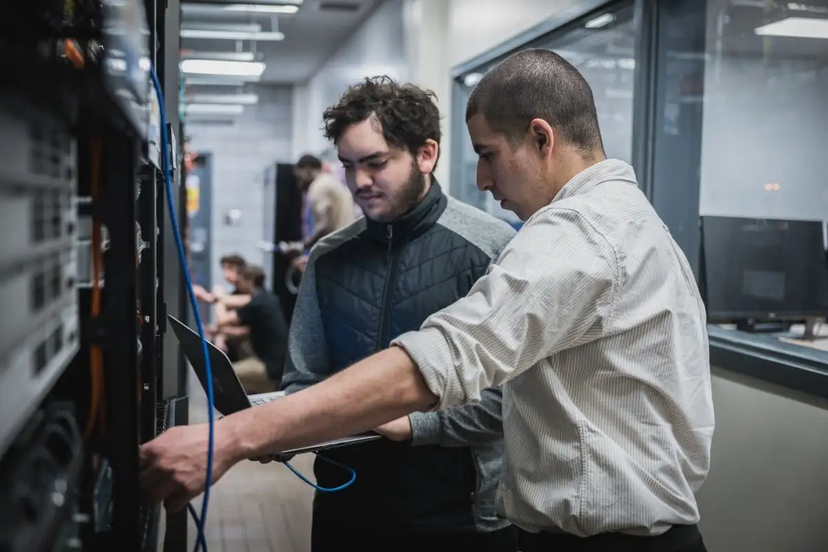 Personnes étudiantes qui effectuent des branchements