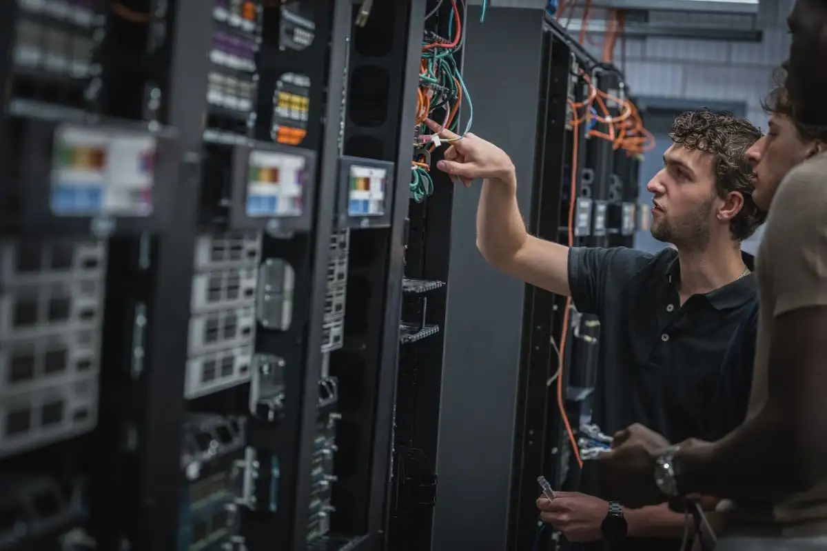 Personnes étudiantes qui font des branchements