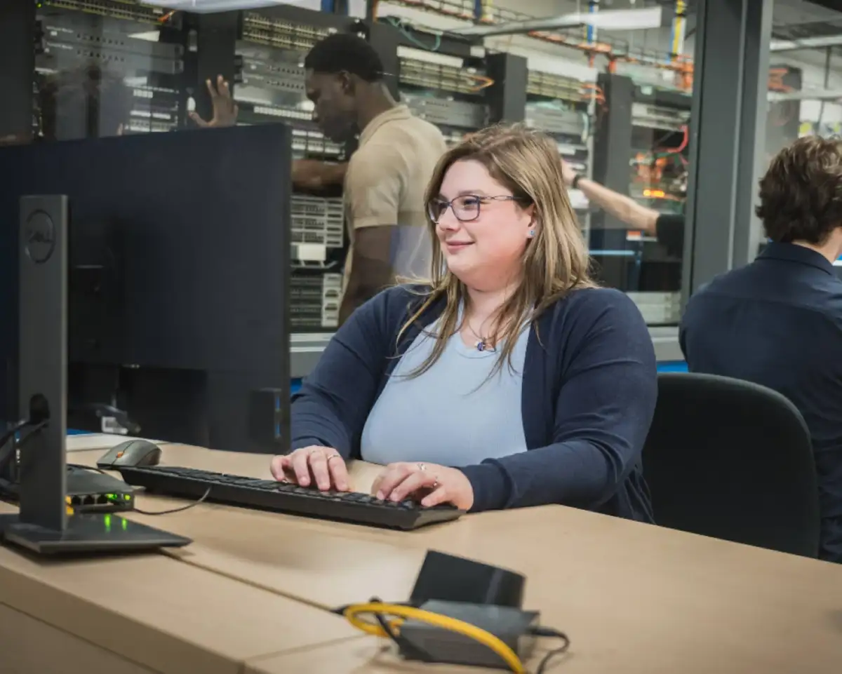 Étudiante en face d'un ordinateur