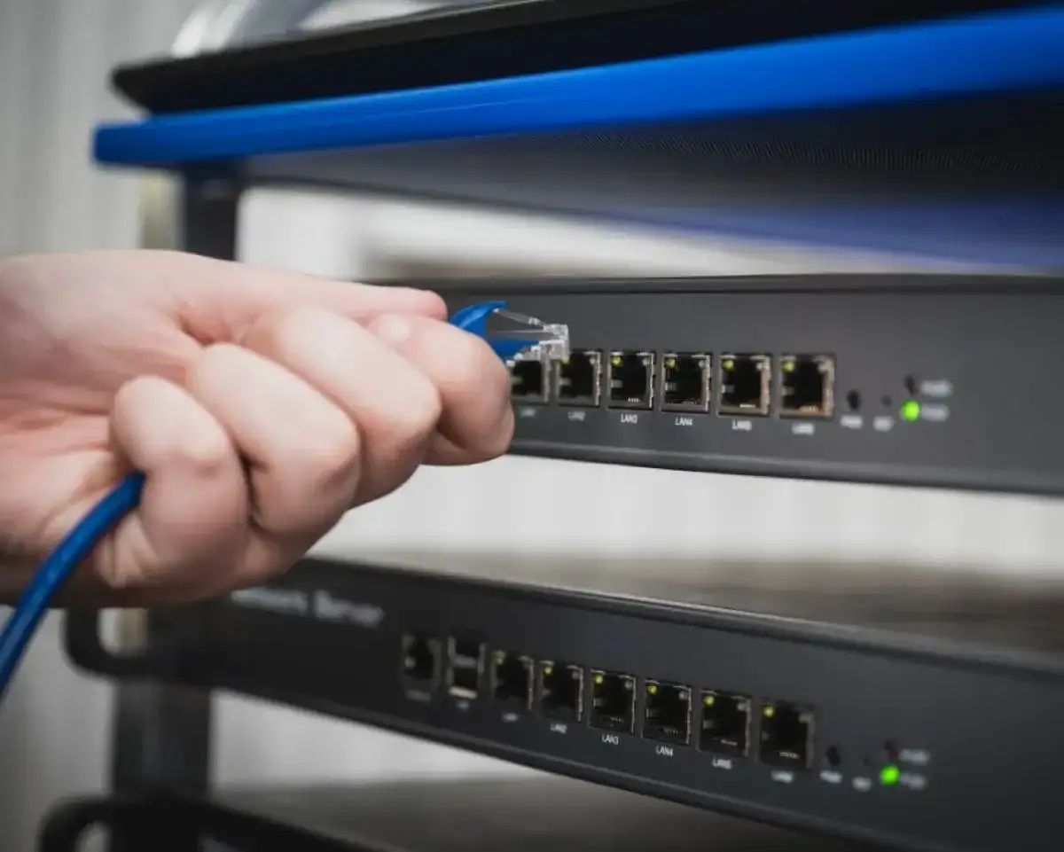 Main qui branche un cable