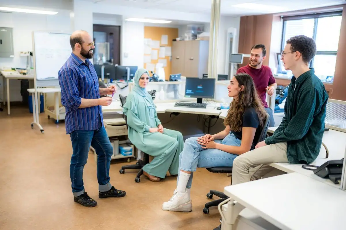 Professeur et ses personnes étudiantes