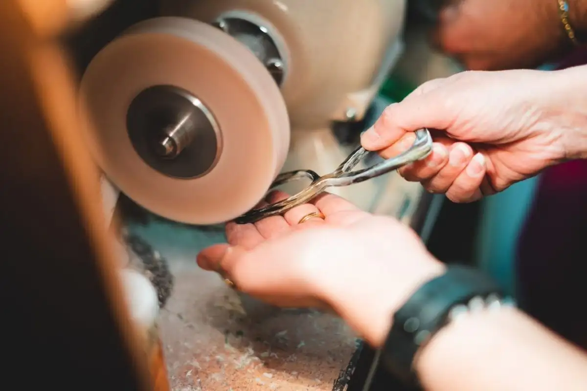 Des mains qui fabriquent des lunettes