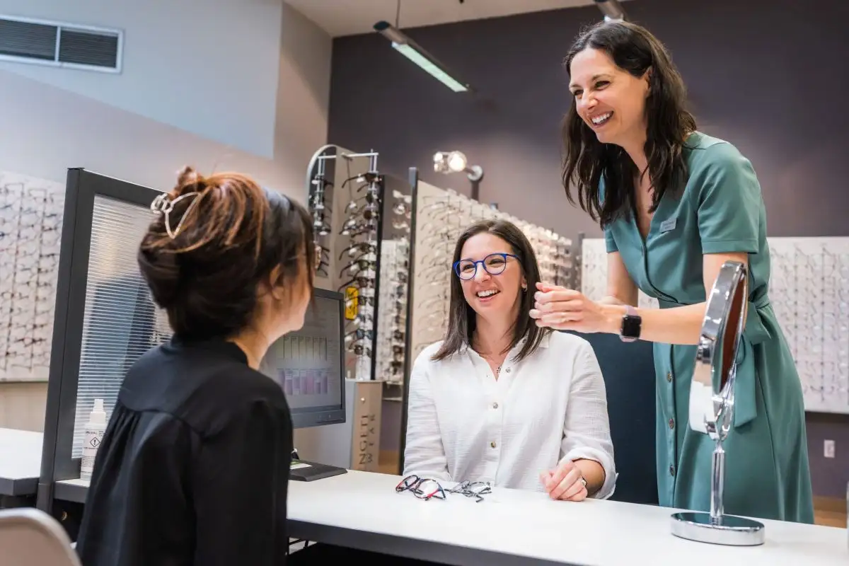 Personnes en clinique qui discutent avec une cliente
