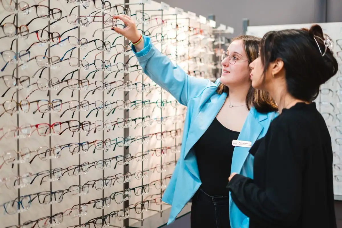 Étudiante qui présente des modèles à une cliente