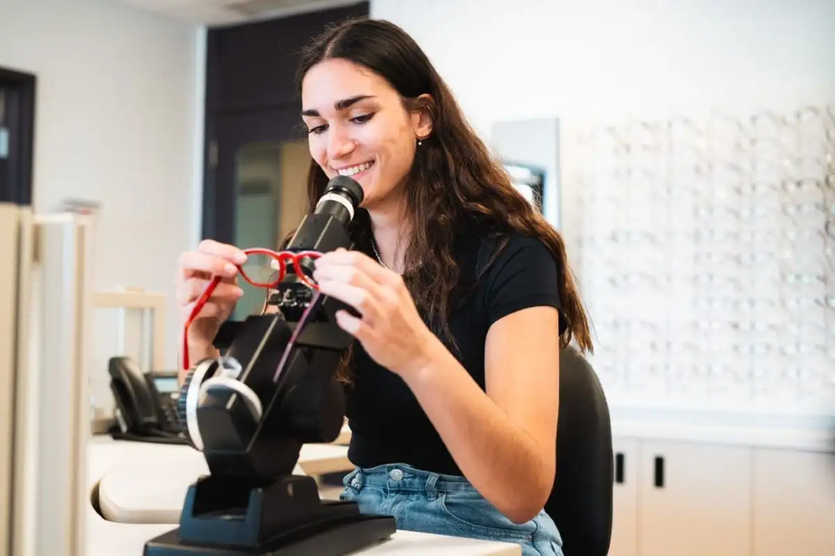 Étudiante qui vérifie une paire de lunettes