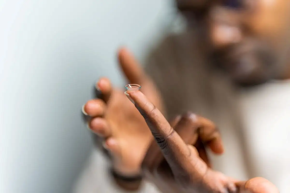 Lentille sur un doigt