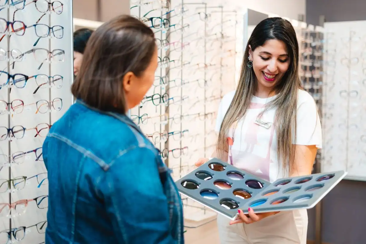 Étudiante qui présente des modèles à une cliente