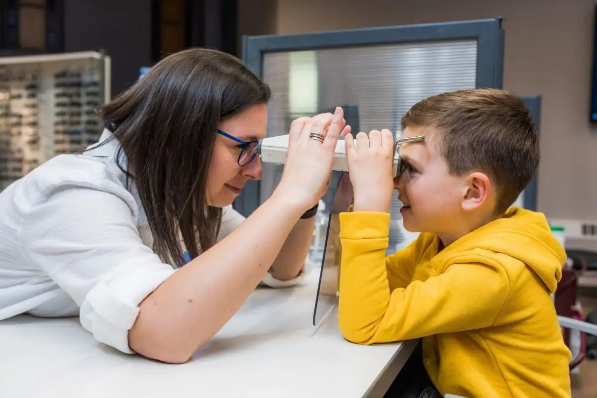 Personne étudiante qui ausculte un enfant