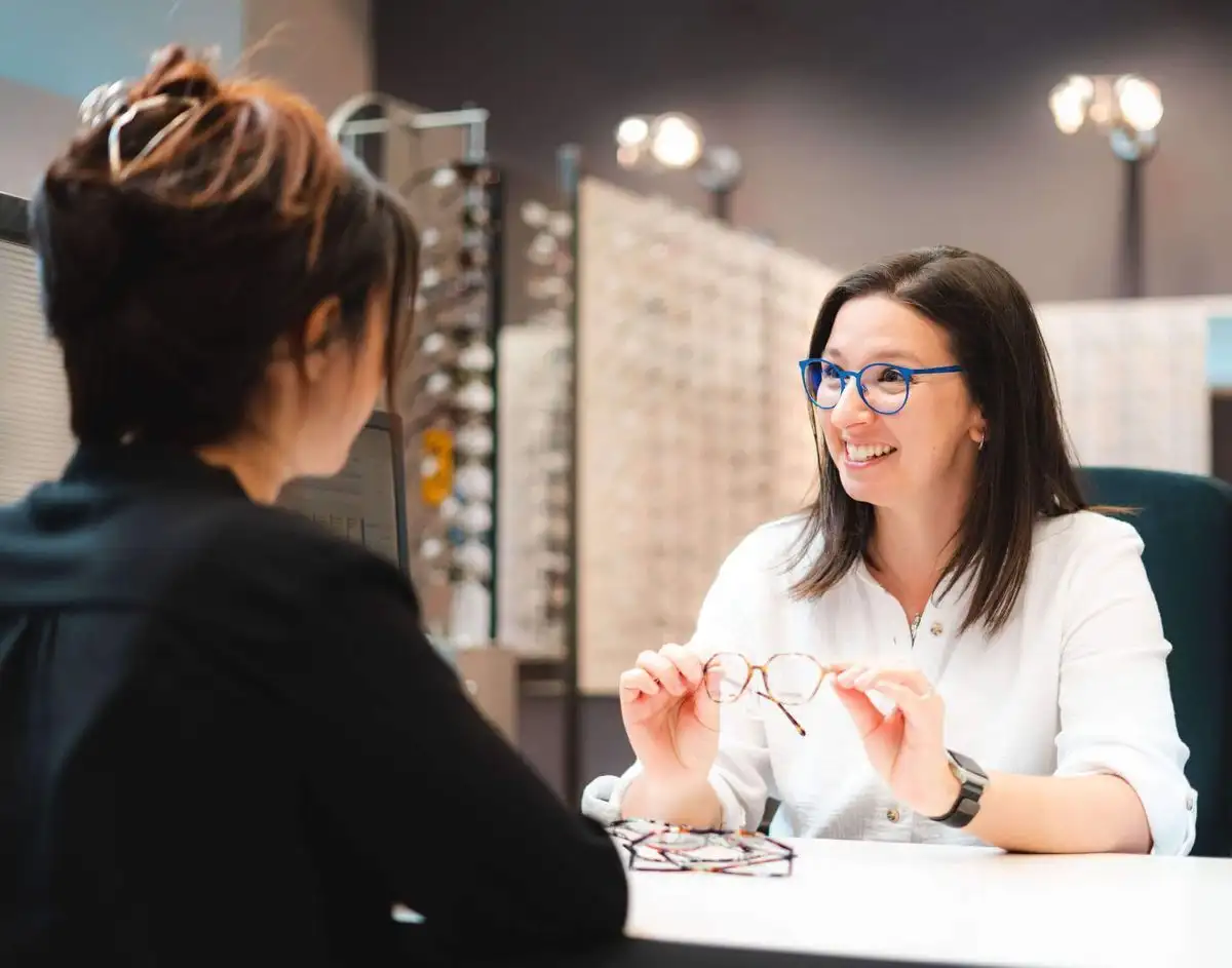 Étudiante qui présente une monture à une cliente