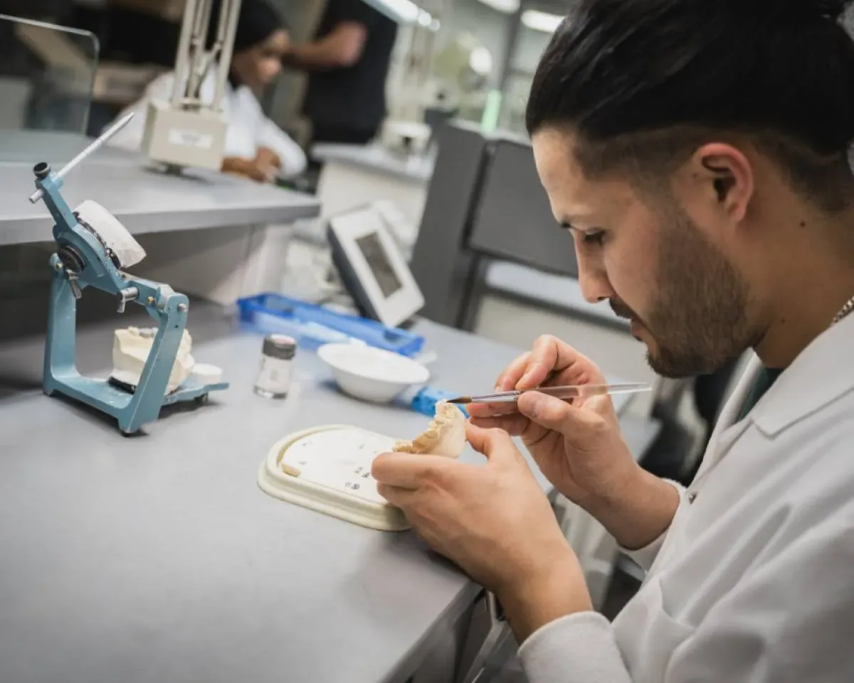 Personne étudiante qui manipule un moule