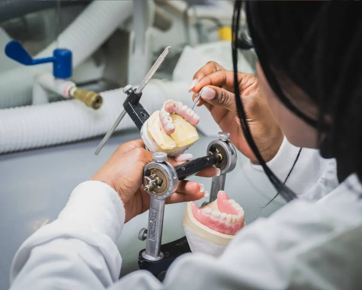 Étudiante qui constitut les dents