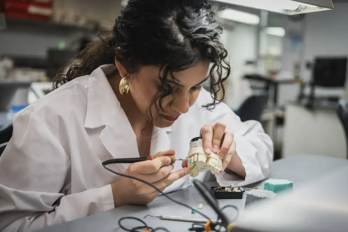 Étudiante en plein travail de modélisation