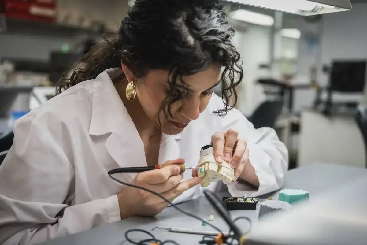 Étudiante en plein travail de modélisation