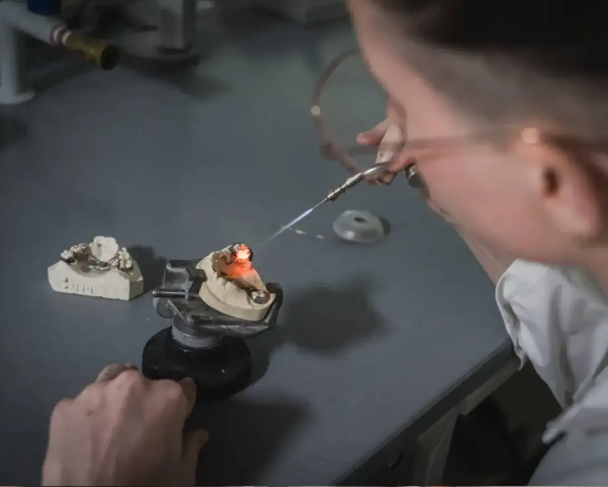 Étudiant qui fait un moule