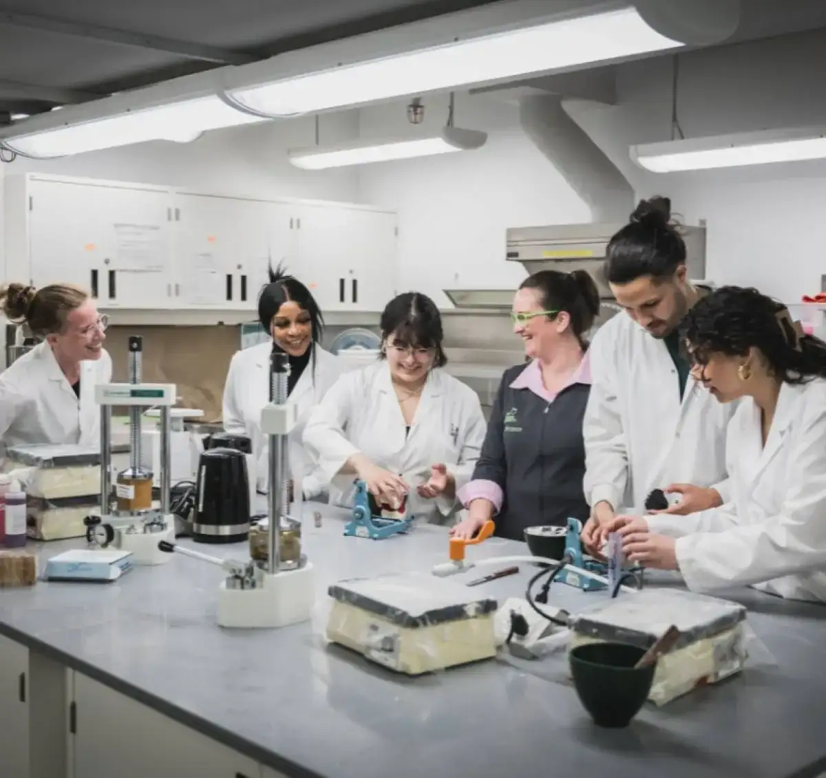 Personnes étudiantes en laboratoire