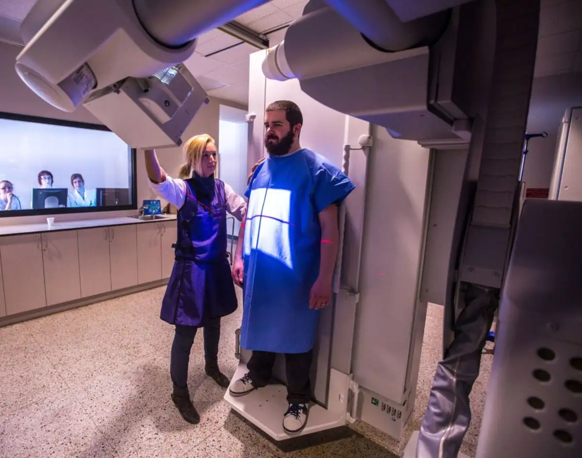 Étudiants qui démontrent un examen radiogaphique