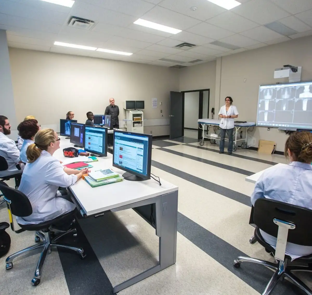 Présentation de radiographies dans une salle de cours