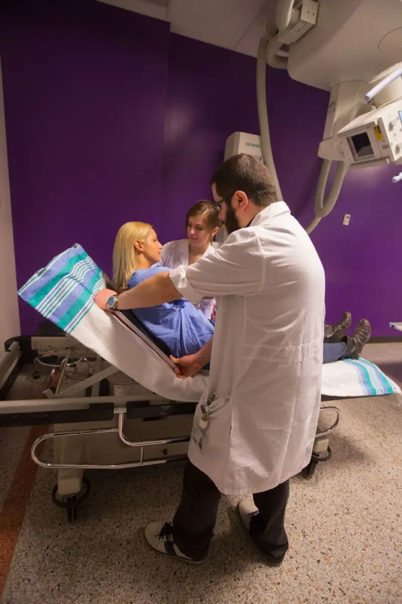 Personnes étudiantes avec une patiente