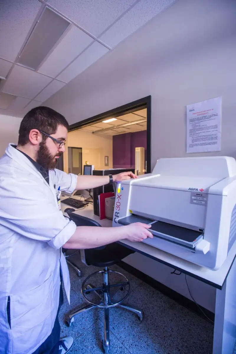 Étudiant qui travaille sur une machine