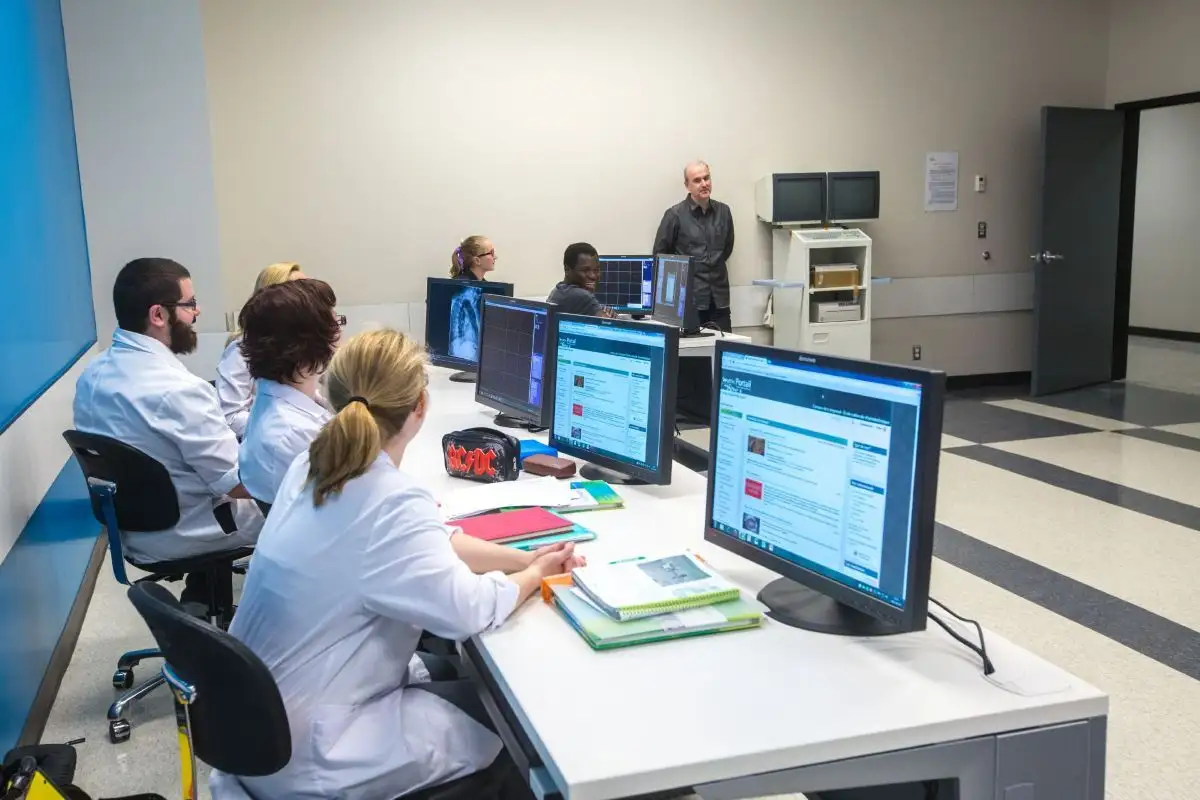 Personnes étudiantes en classe avec leur professeur