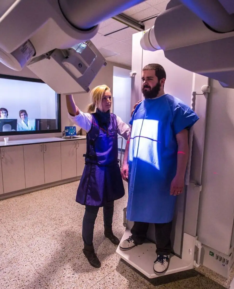 Étudiants qui démontrent un examen radiogaphique