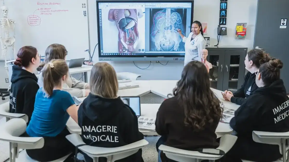 Étudiantes dans une classe, regardant des images projetées sur un écran