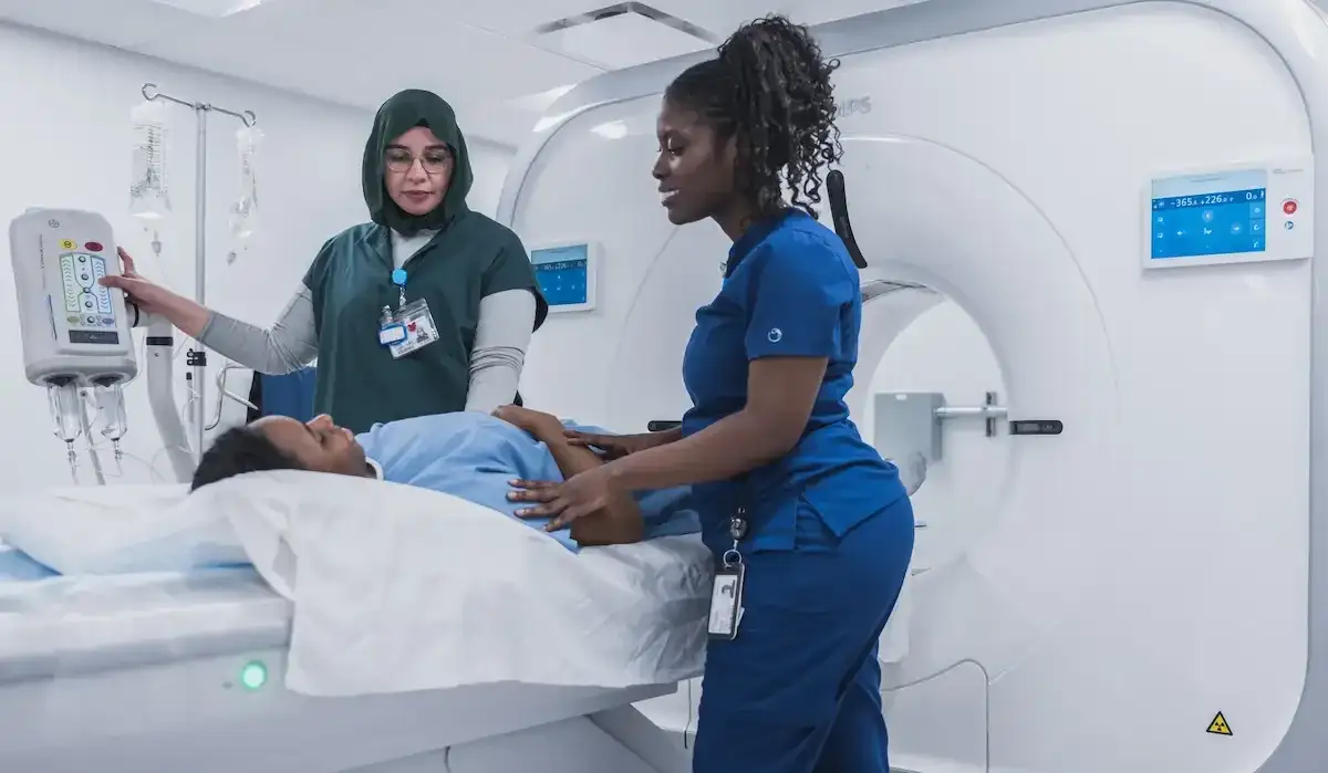 Étudiantes préparant une patiente pour un scan