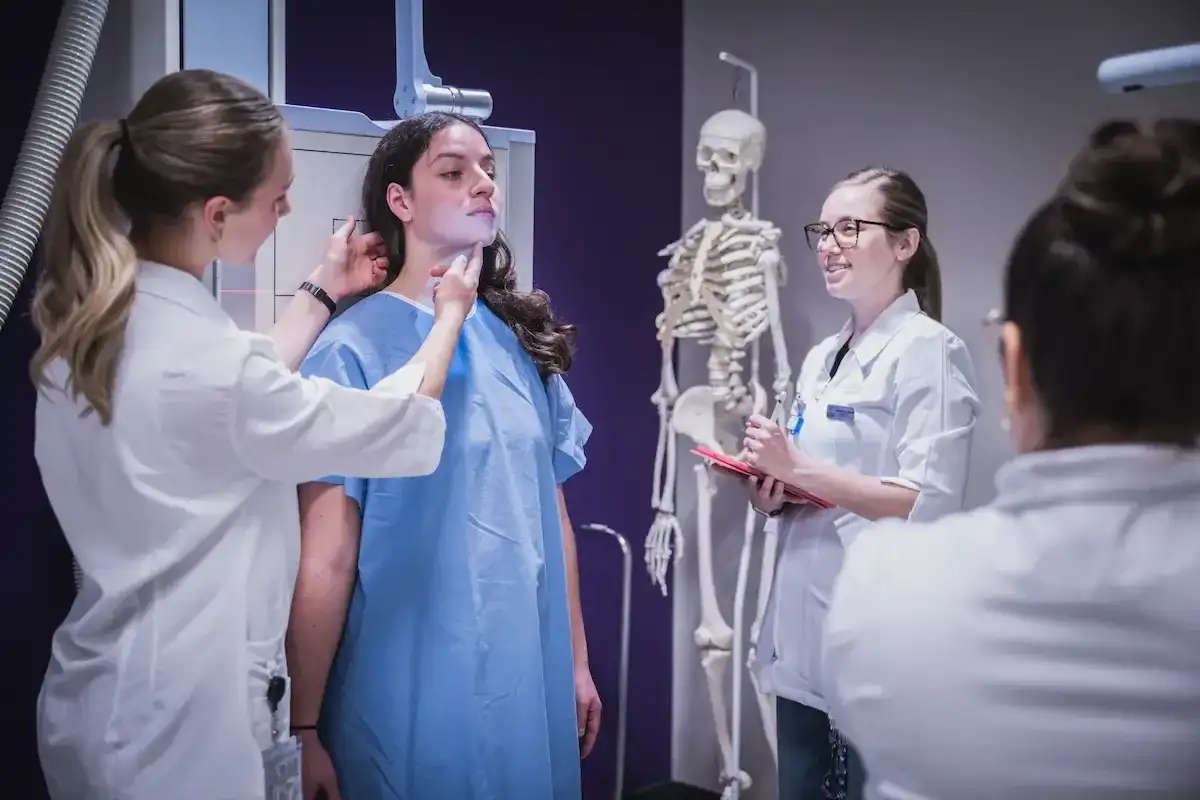 Deux étudiantes avec une patiente