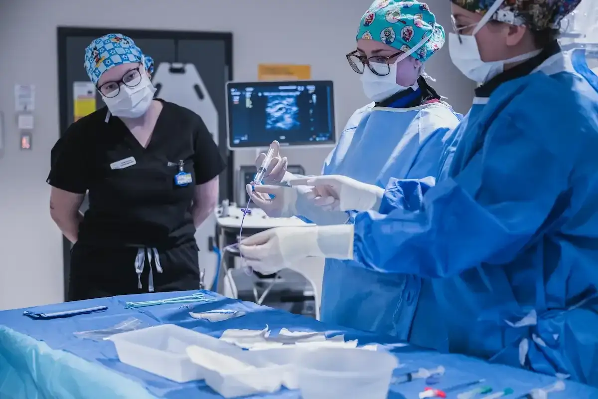 Étudiantes dans une salle d'opération.